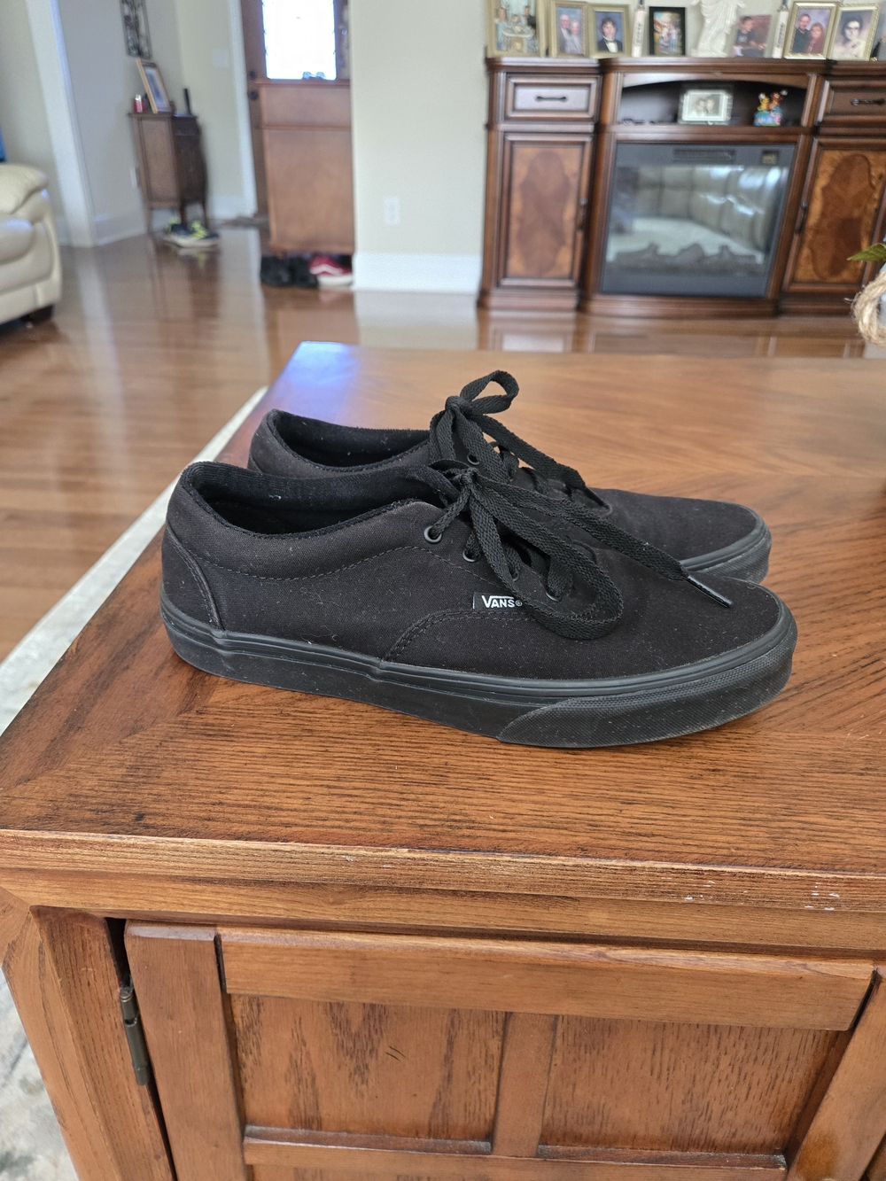 Vans Women's 8.5 or Men's 7 Black Low-Top Canvas Sneakers